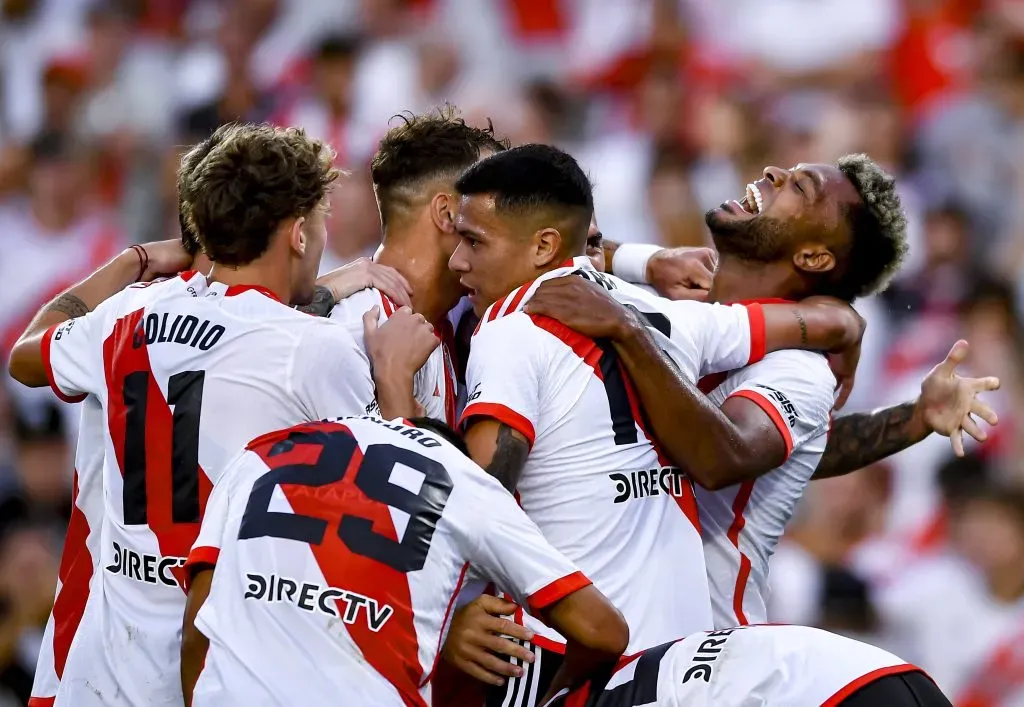 River ganó, gustó y goleó ante Vélez.