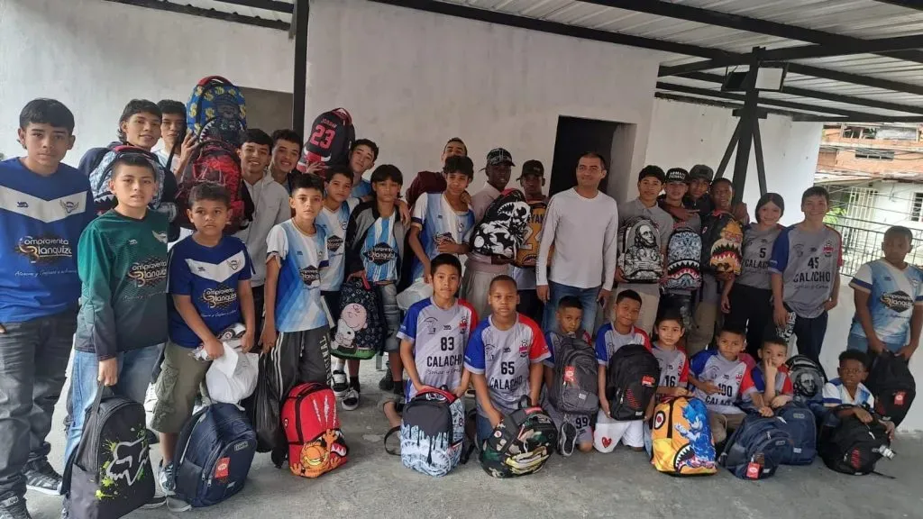 La donación de Franco Armani para un grupo de niños en Medellín (Foto: Yony Gutiérrez)