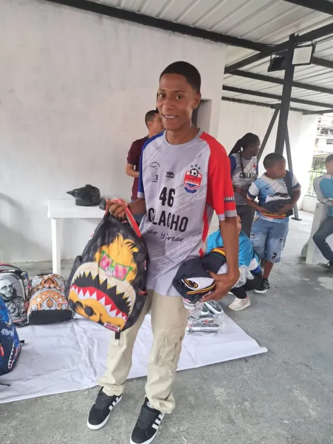 La alegría de los niños que recibieron la donación de Franco Armani (Foto: Yony Gutiérrez)