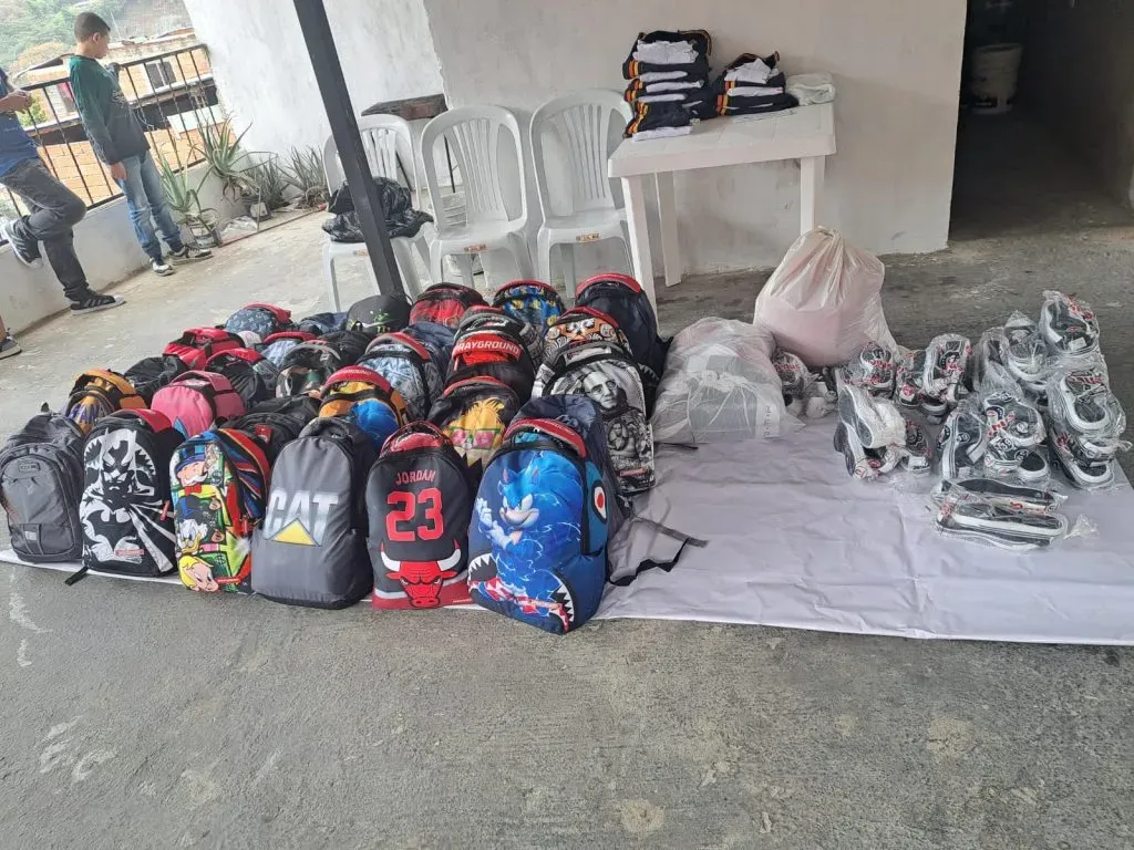 Mochilas, útiles escolares y uniforme escolar, la donación del Pulpo (Foto: Yony Gutiérrez)