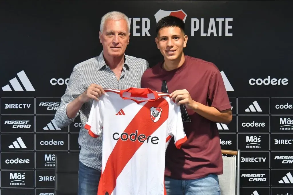 Leiva tras firmar su contrato. (Foto: Prensa River).