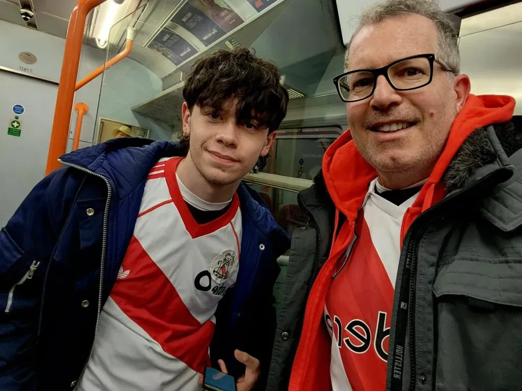 Gabriel y su hijo Benjamín en el subte, previo al partido ante Chelsea donde tendrían un encuentro cara a cara con su ídolo.