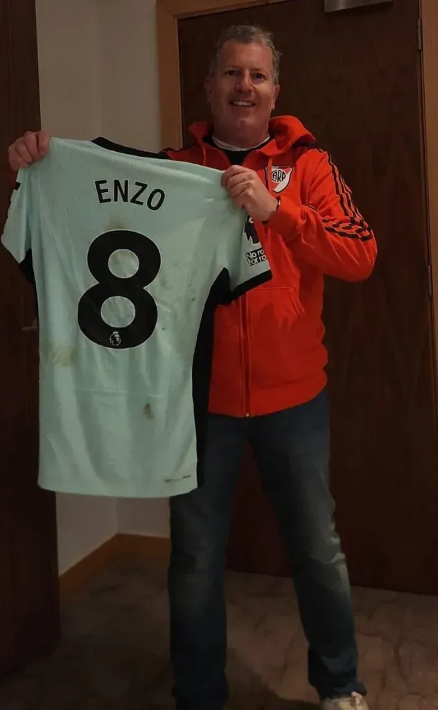 Gabriel, feliz con el regalo que recibió de Enzo Fernández.