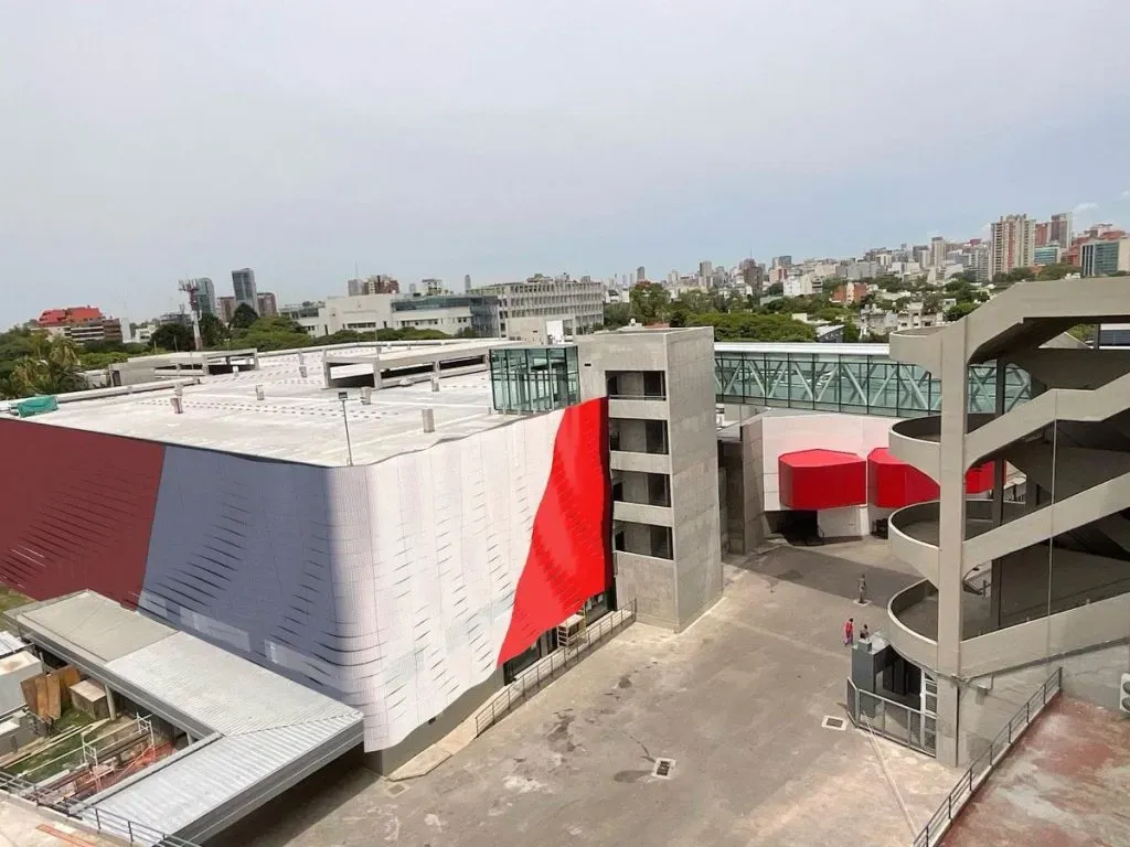 Panorámica aérea del color en los nuevos estacionamientos (Foto: Prensa River)