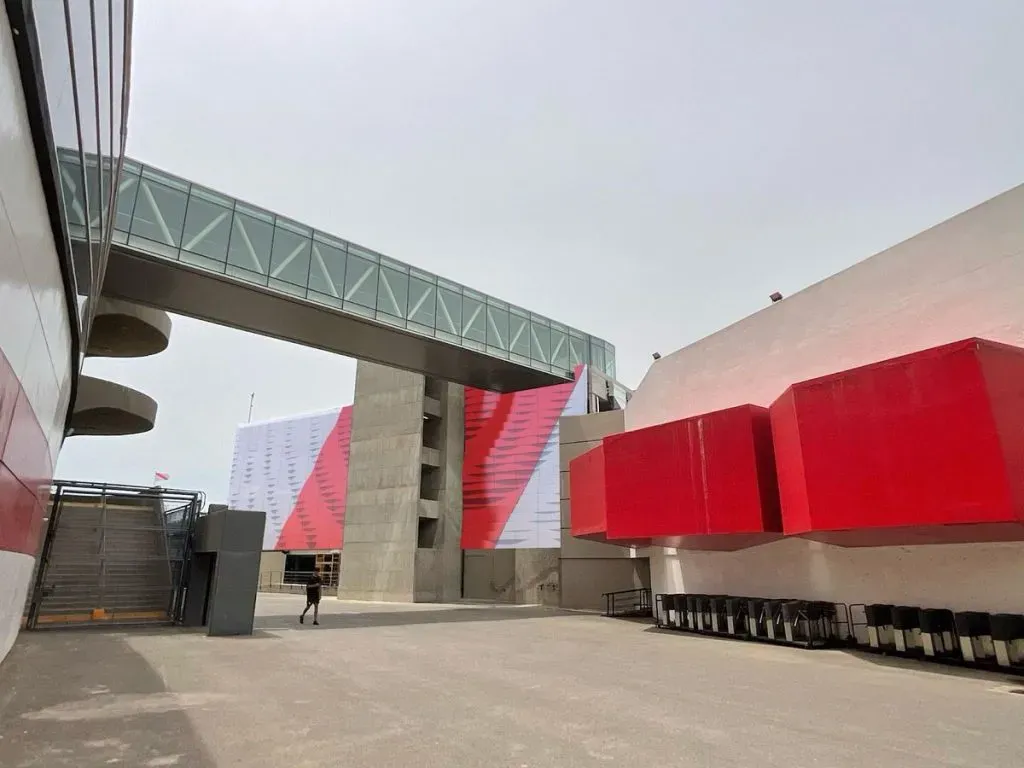 La fachada del estacionamiento y el nuevo túnel que conecta con el Estadio (Foto: Prensa River)