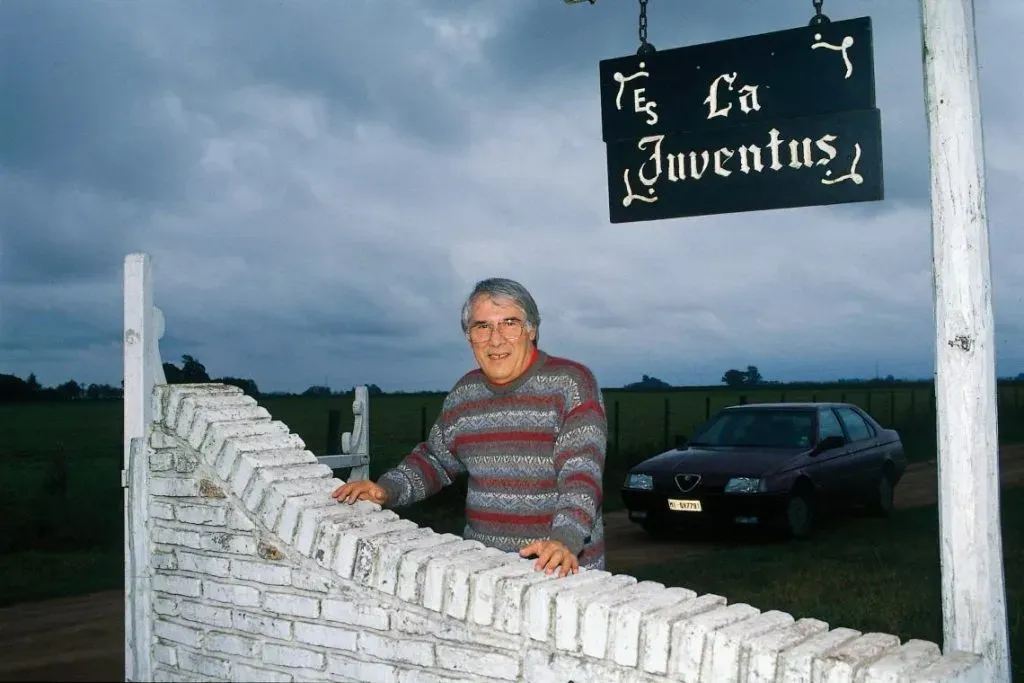 Enrique Omar Sívori en la puerta de su estancia bautizada como “La Juventus”.