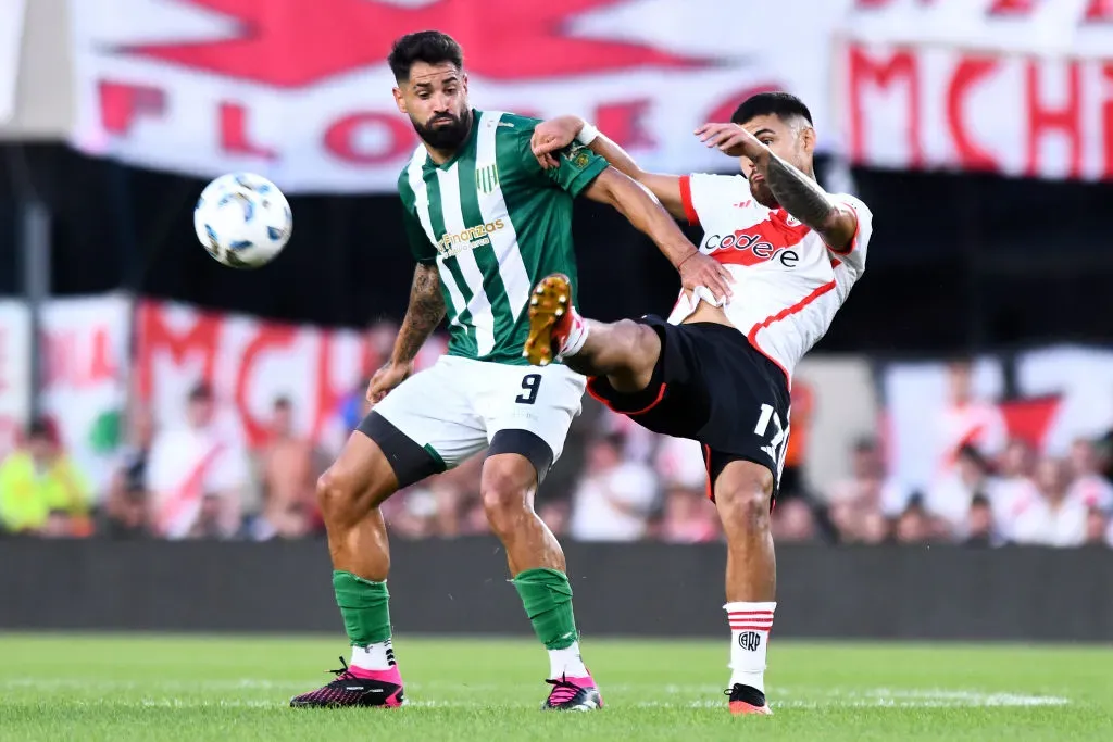 Paulo Díaz disputando una pelota. (Foto: Getty)