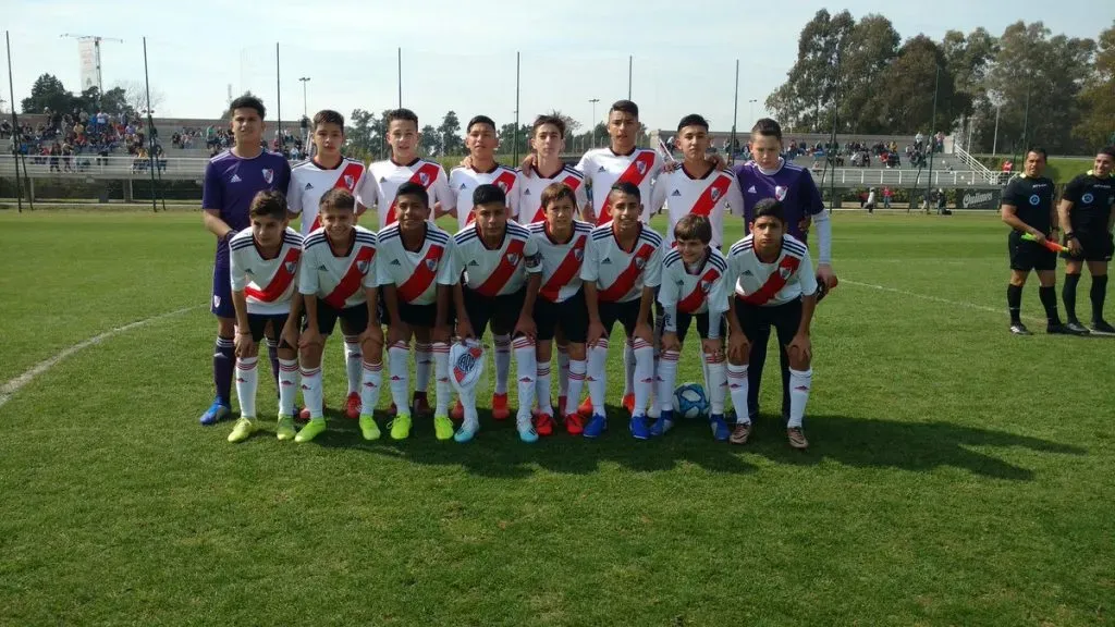 Titulares y suplentes de la categoría 2006 de River, en la previa del superclásico de infantiles (Foto: Ubaldo Kunz)