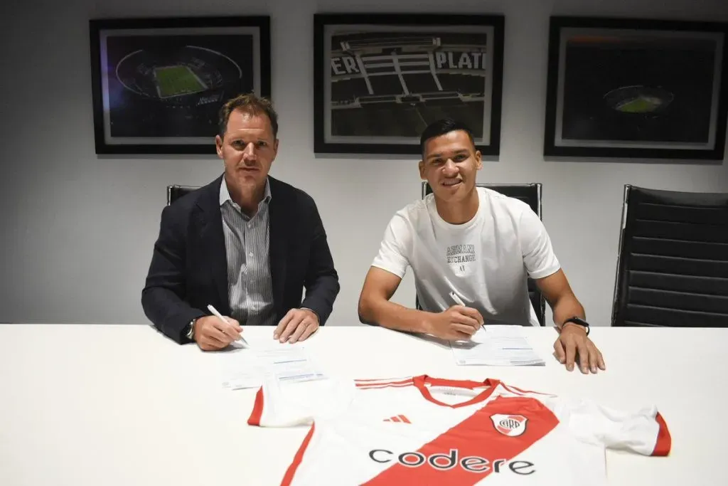 Andrés Herrera junto a Jorge Brito al momento de la firma (Foto: Prensa River)