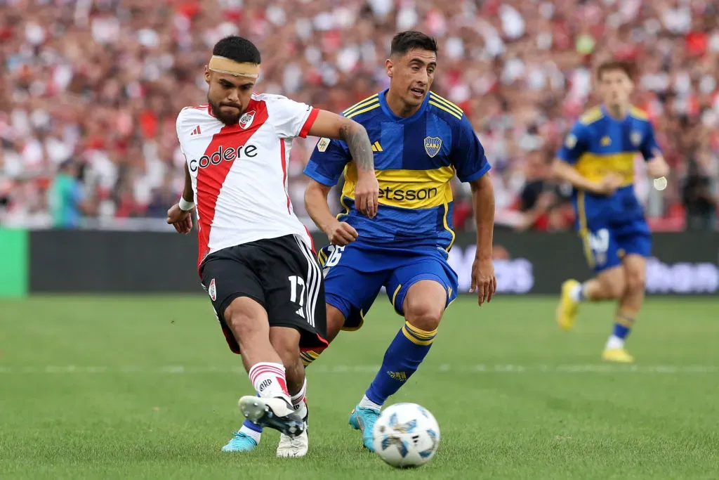 Paulo Díaz disputando una pelota con Miguel Merentiel. (Foto: Getty)