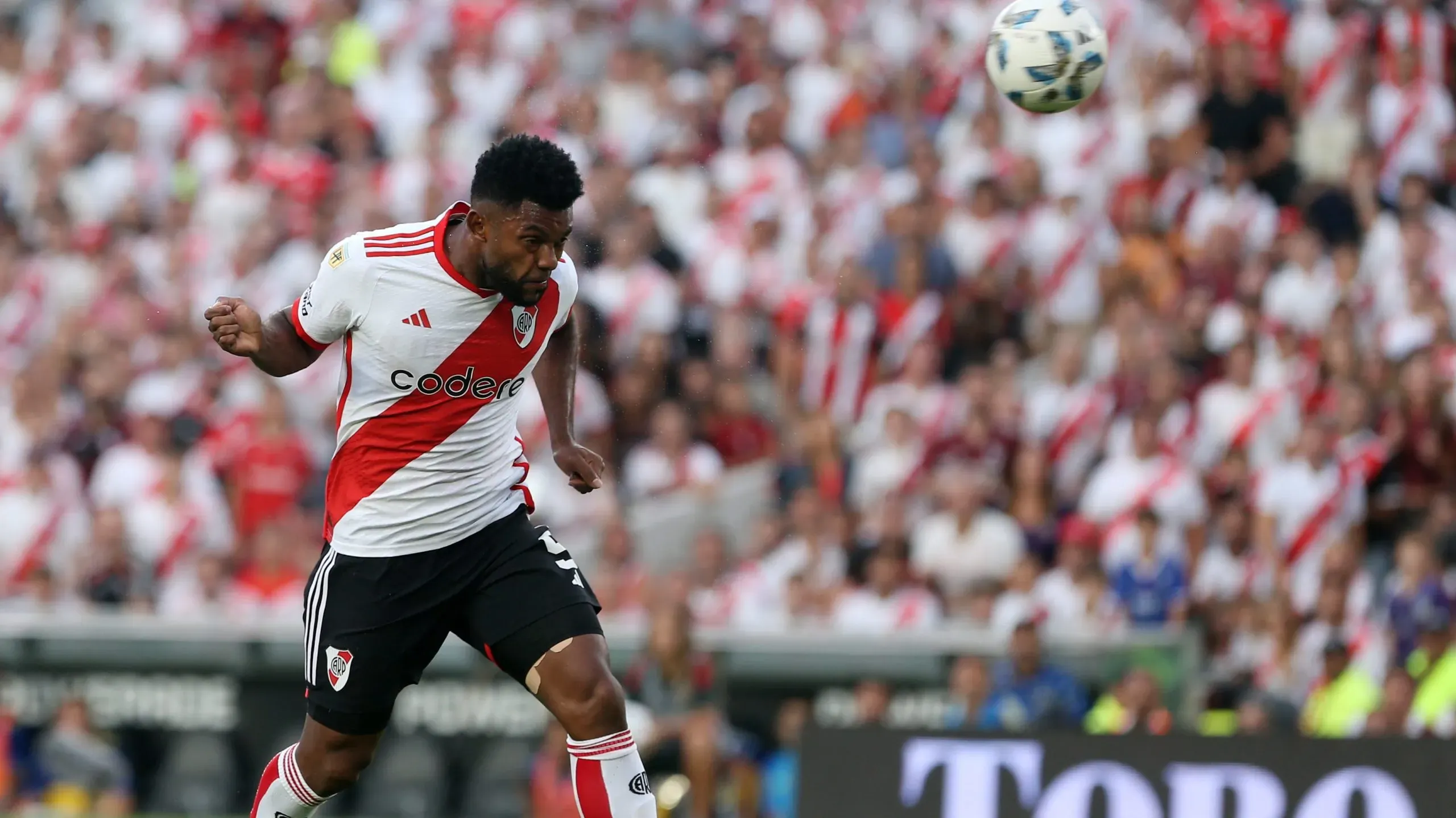 Miguel Borja tuvo un fuerte cabezazo que pudo terminar en gol. (Getty)
