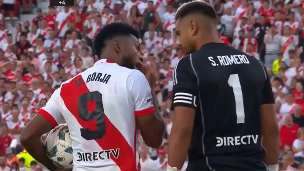 El Colibrí se cruzó con Chiquito Romero en el final del clásico.