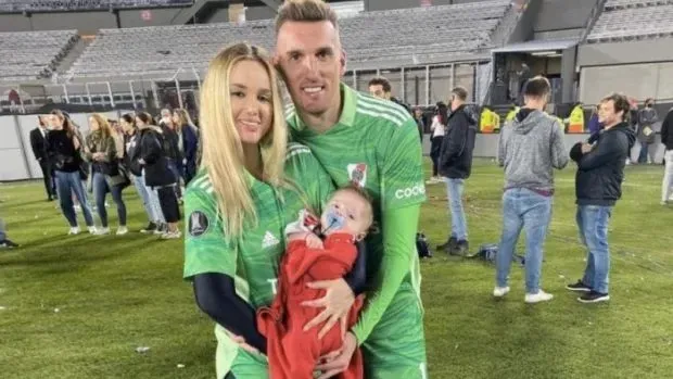 Armani junto a su esposa. (Instagram)