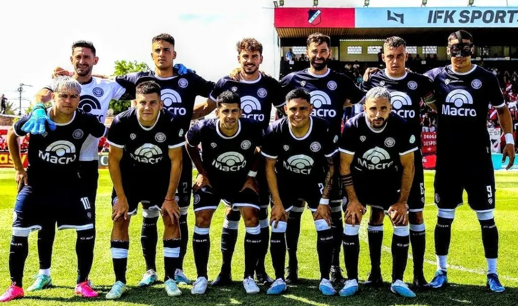 La formación de la Lepra que consiguió el ascenso, con Abecasis y Petrasso. Foto: Prensa Independiente Rivadavia.