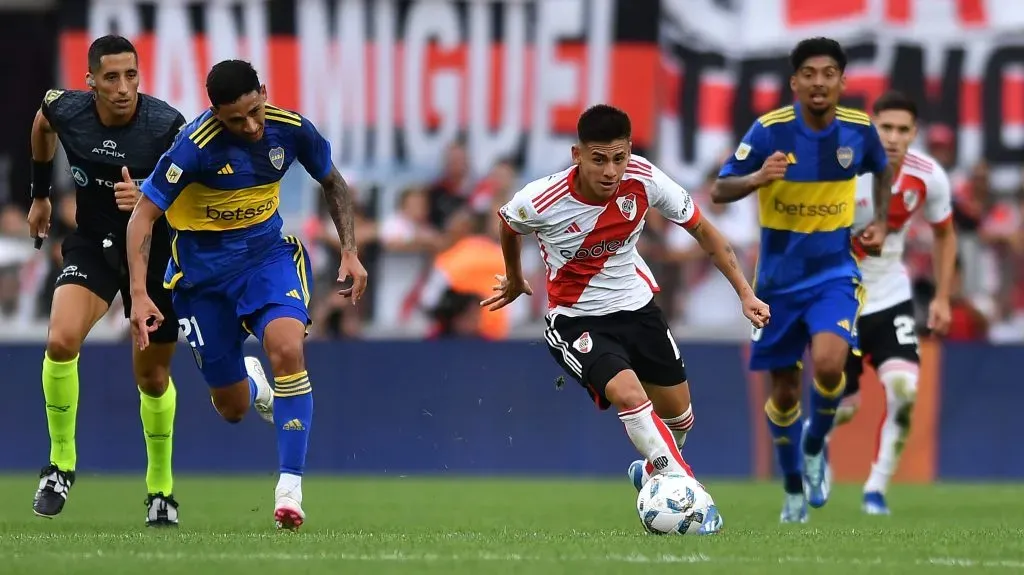 Echeverri solo fue titular ante Boca desde que arrancó el año. (Foto: Getty).