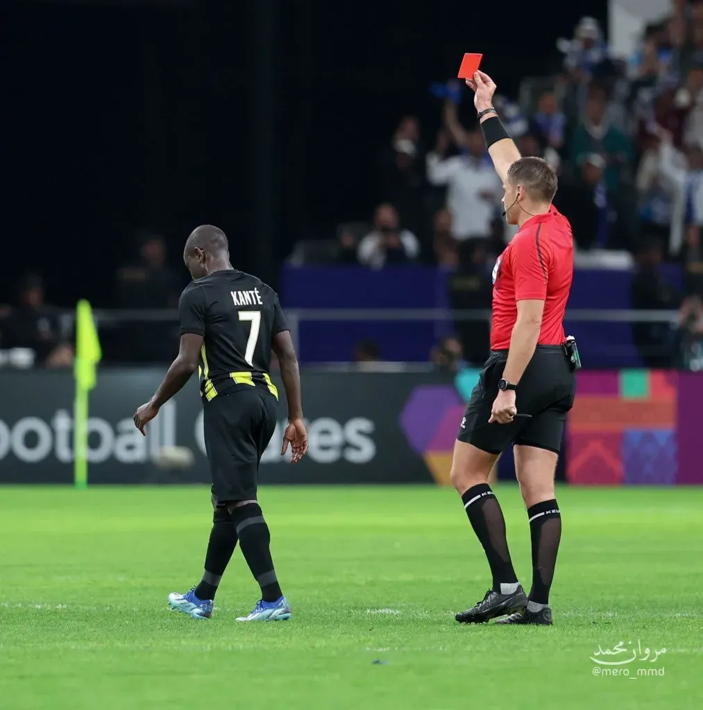 Kanté vio la roja ante Al Hilal.