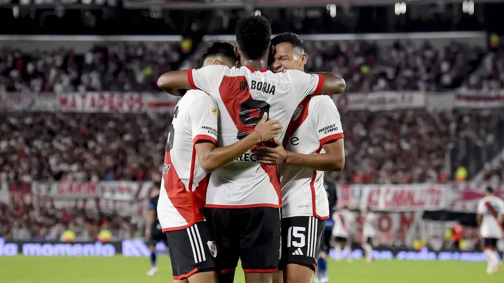 Abrazos de gol con Miguel Borja. (Foto. Getty).