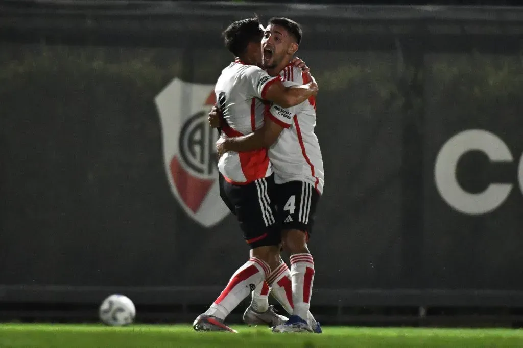 Abrazo de gol entre Santiago Lencina y Enzo Aguirre. (Foto: Prensa River).