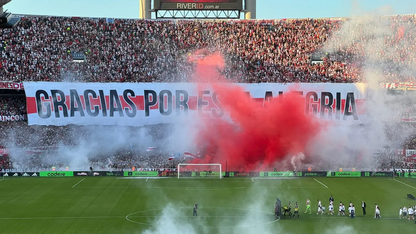 El recibimiento de la gente para el equipo. (La Página Millonaria)