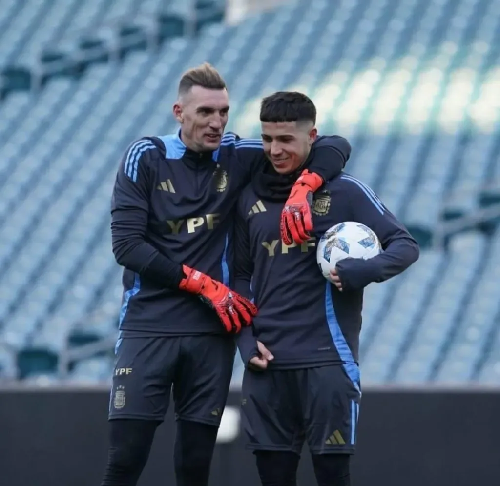 Armani y Enzo Fernández en el último entrenamiento de la Selección. (Foto: @Argentina).