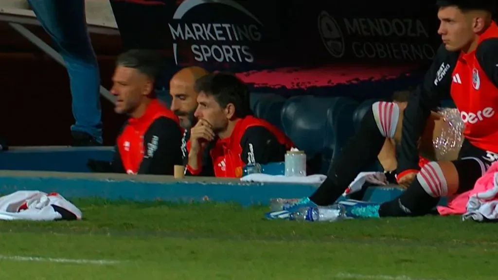 La imagen que preocupó: Franco Mastantuono, con hielo en el muslo izquierdo (Foto: Captura de TV)