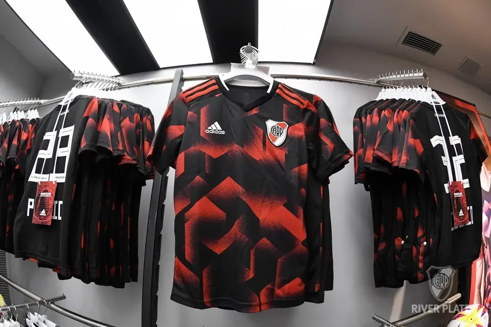 River destacó que la elección de colores y del diseño estuvo inspirado en las postales aéreas que deja el Estadio Monumental en las noches de Copa Libertadores.