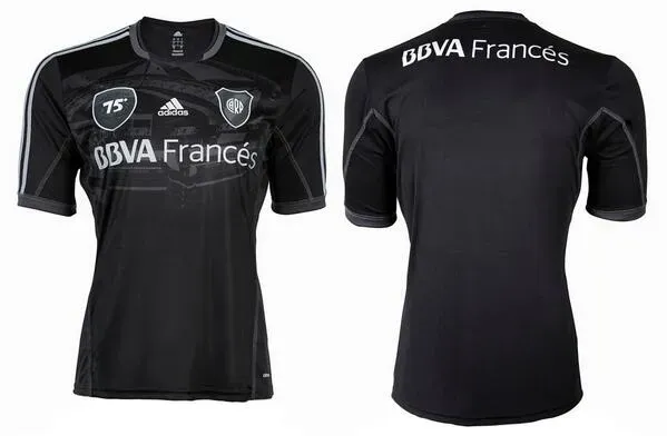 El 75° aniversario del Estadio Monumental motivó la confección de esta camiseta completamente negra y con detalles en blanco.