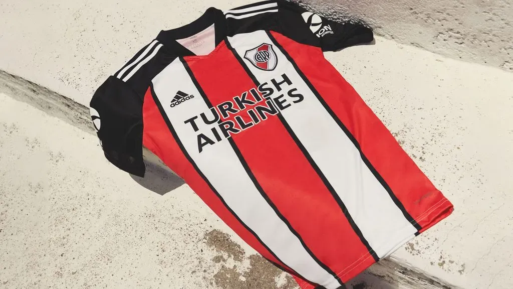 Una reversión del diseño utilizado en el Campeonato 1921, torneo que River ganó utilizando en casi todos los partidos una camiseta tricolor a bastones.