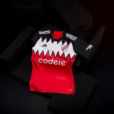 Un modelo que tiene reminiscencias de la suplente que utilizó entre 1995 y 1996.