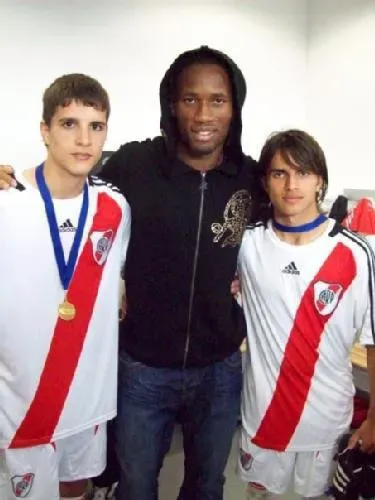 Didier Drogba junto a un joven Erik Lamela y Luis Vila.