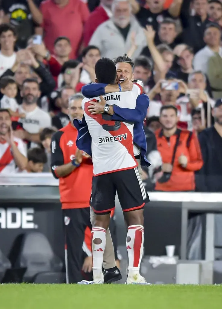 El abrazo entre Borja y Demichelis. (Getty)