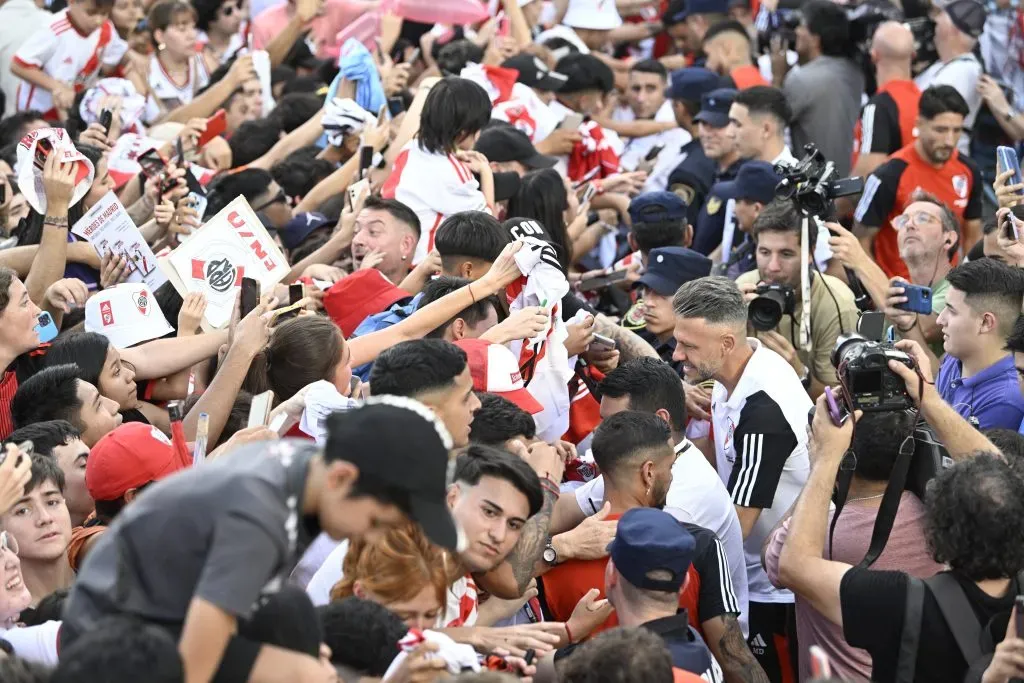 River junto a los hinchas. (LPM/Diego Haliasz)