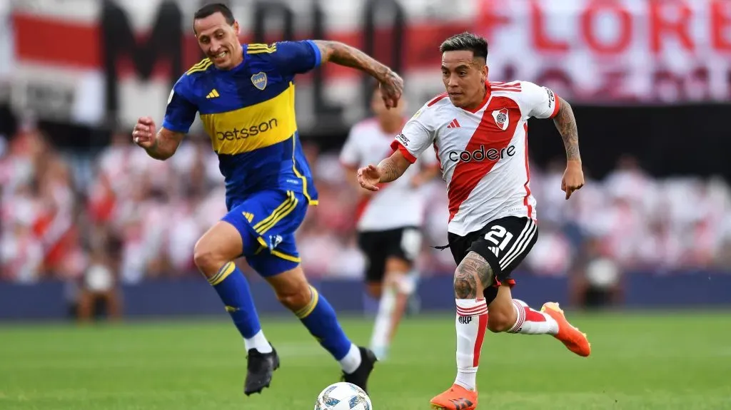 River y Boca se enfrentan desde las 15.30 en el Estadio Mario Alberto Kempes.