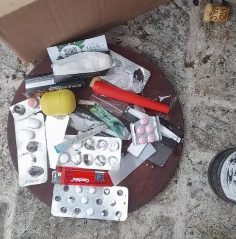 Algunos de los elementos incautados a los hinchas de River que fuero a Paraguay.