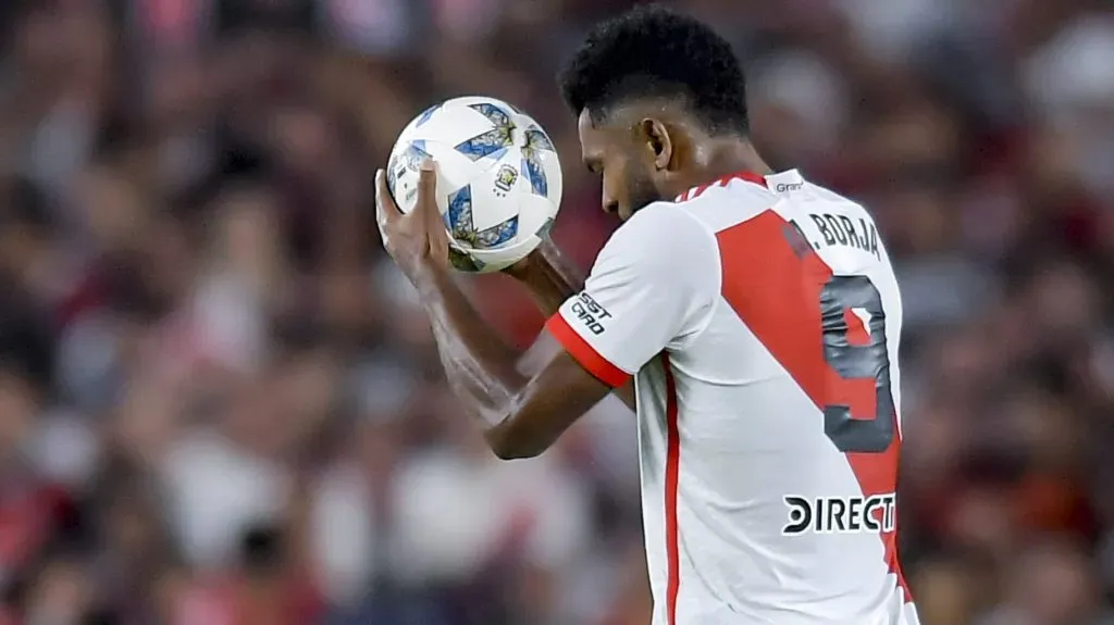 Miguel Borja dentro del área es mortal. Dwebe mejorar en su compromiso colectivo en beneficio del equipo (FOTO: Getty Images).