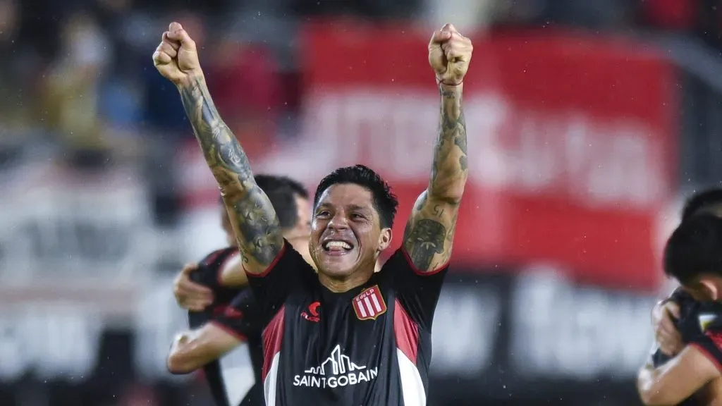 Enzo Pérez festejó otra vez con la camiseta de Estudiantes.
