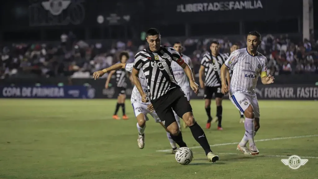 Con 40 años, Tacuara Cardozo fue titular a nivel local y se perfila para repetir ante River. (Foto: @Libertad_Guma).