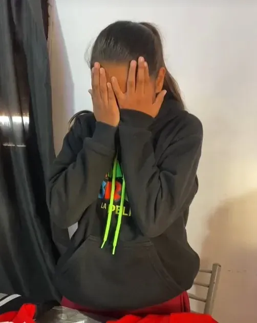 La reacción de Zaira, la nena de River oriunda de Villa María, Córdoba, que fue sorprendida por su padrastro al regalarla las entradas para ir al Monumental por primera vez. (FOTO/Captura TikTok).