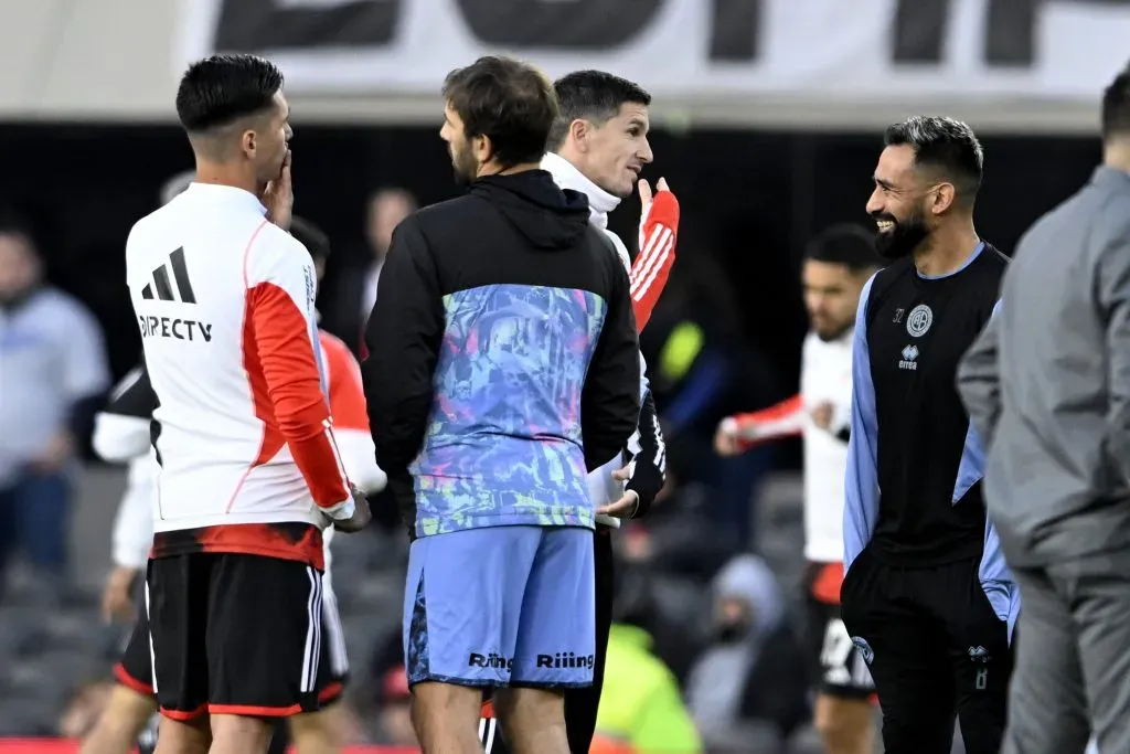Rojas y Quignón charlando con los futbolistas de River en la previa.