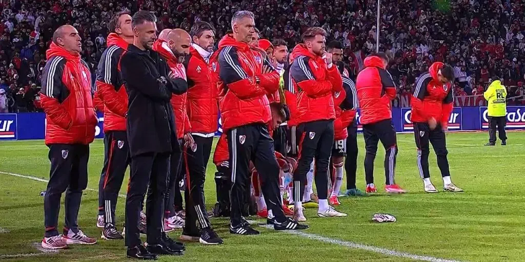 Caras largas en el cuerpo técnico de River después de los penales.