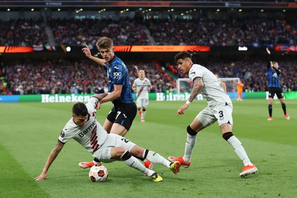 Exequiel Palacios disputa la pelota con un futbolista de Atalanta en la final de la Europa League (Foto: Getty)