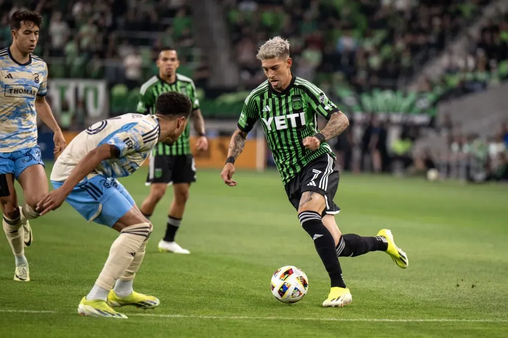 Emiliano Rigoni encara al defensor rival, jugando en Austin. Foto: Getty.