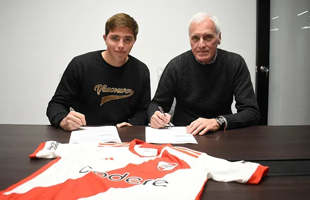 Jeremías Martinet junto al directivo Eduardo Barrionuevo (Foto: Prensa River)