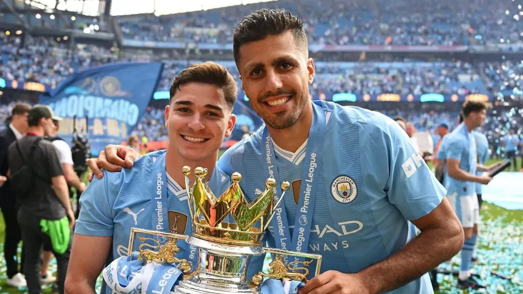 Nuevo trofeo para las vitrinas de Julián Álvarez, tras ganar la Premier League. (Foto: @ManCity).