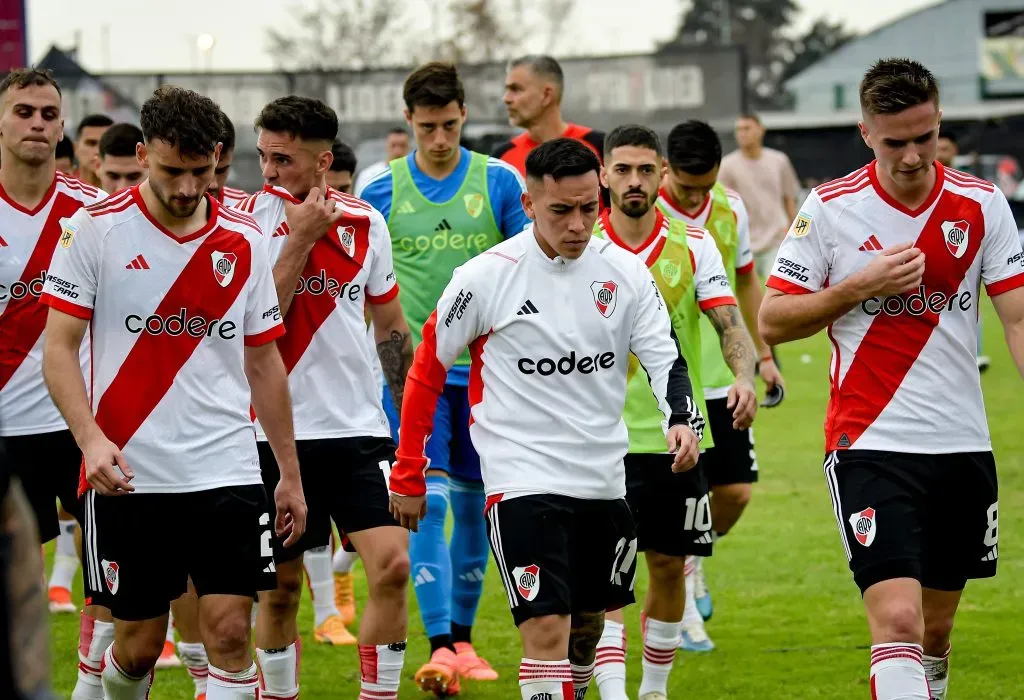 Esequiel Barco encabeza la fila de los jugadores de River que se van al vestuario apenas consumada la derrota histórica ante Deportivo Riestra por la Liga Profesional 2024 (FOTO: Marcelo Endelli/Getty Images)