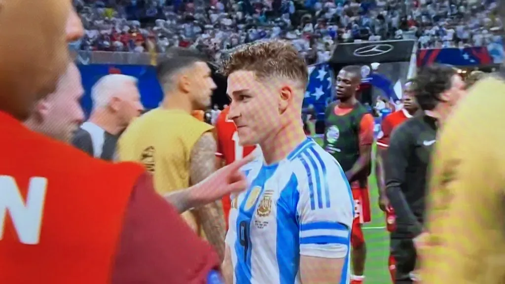 Julián Álvarez convirtió el primer gol pero se fue con un rasguño en el cuello (Getty).