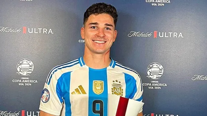 Julián Álvarez, con el premio al MVP luego del partido ante Canadá.