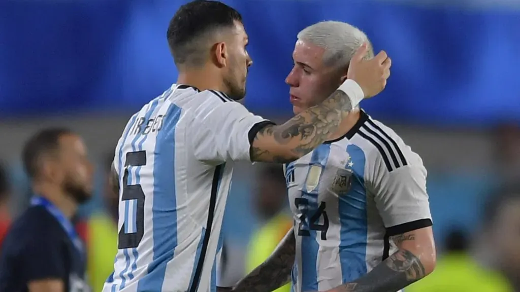 Paredes y Enzo Fernández pelean por un puesto.