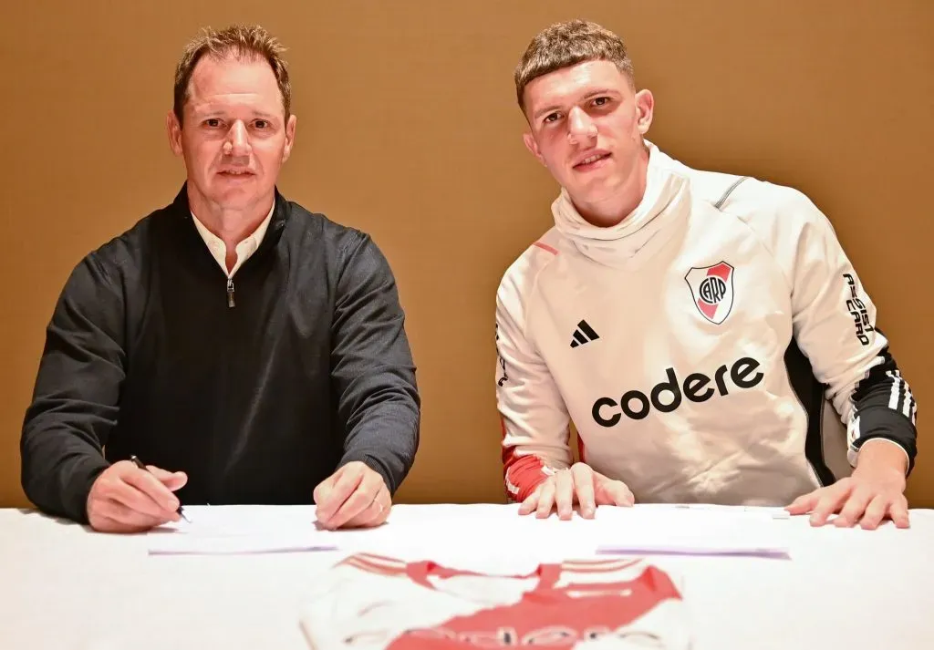 River presentó a Carboni. (River prensa)