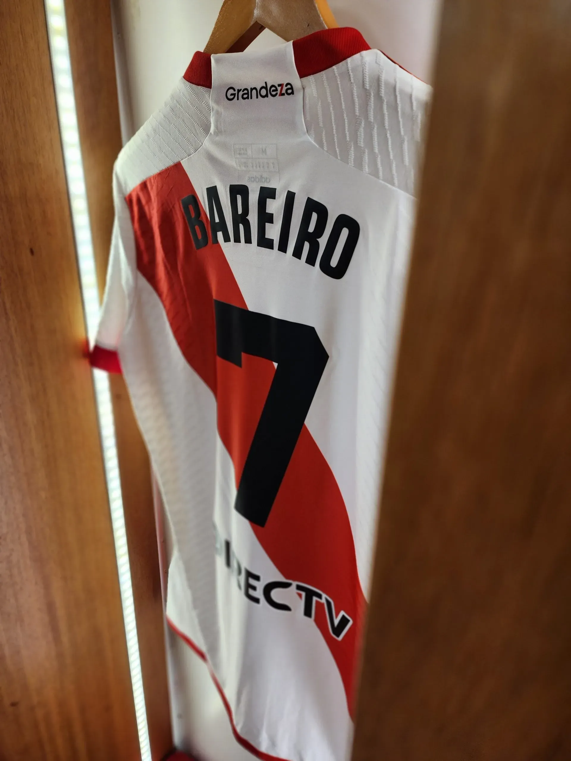 La camiseta de Bareiro lista. (Prensa River)